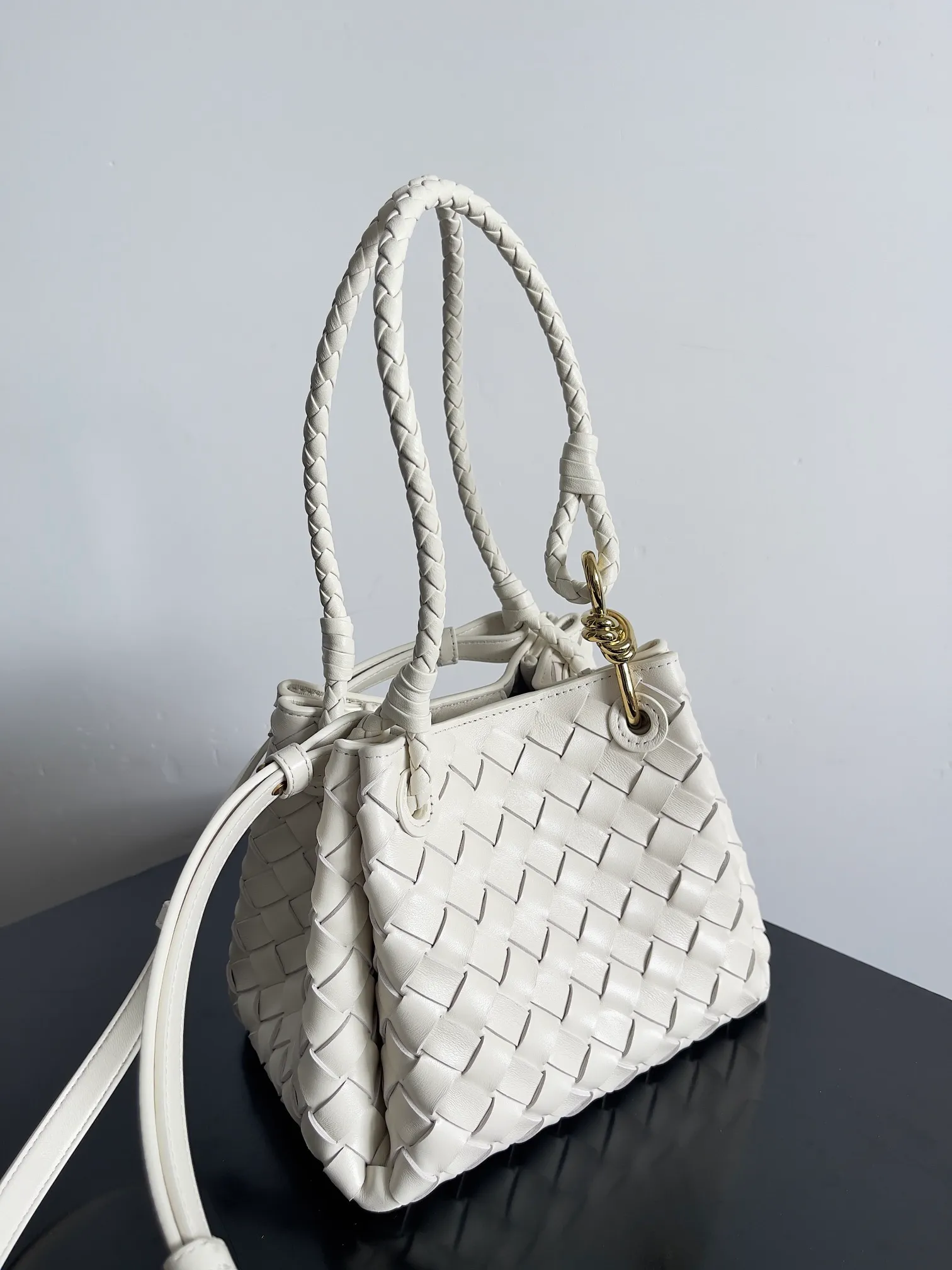 Batch 1760 BV home is new! Andiamo combines the Bottega Veneta archive parachute handbag to inherit retro elements and integrate modern trends. The same style as Shu Qi's in Beijing Night. It is a continuation of the classic bag. It has three functions: hand carry, shoulder and cross-body. It is embellished with metal brass knot buckles. It is small and has an amazing capacity. It can easily hold sunglasses in a box / small bottle of water / powder powder / charger and other daily necessities when going out. The upper body is versatile. Style number: 796569 Size: 21*17*16.5cm